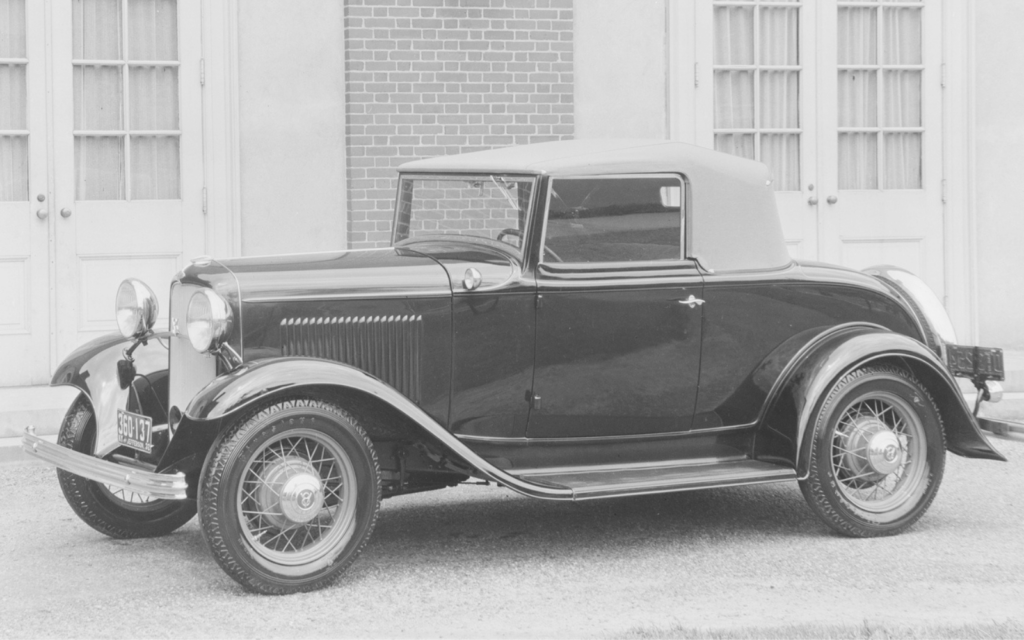 1932 Ford V-8 DeLuxe Cabriolet