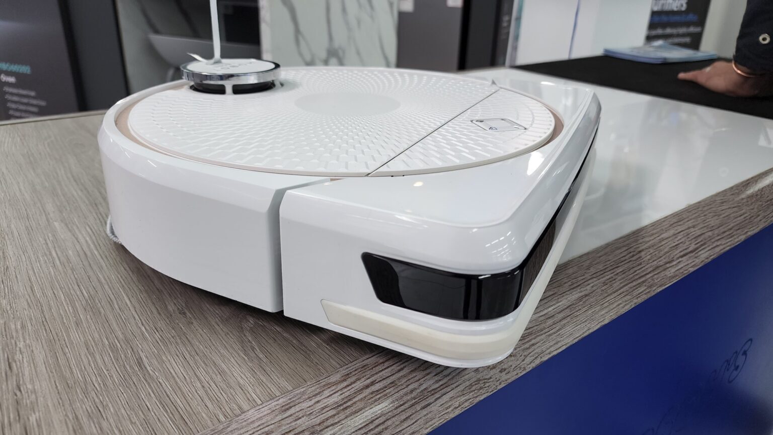 Solenco Launches The Hobot LegeeD7 Robot Vacuum Cleaner In South