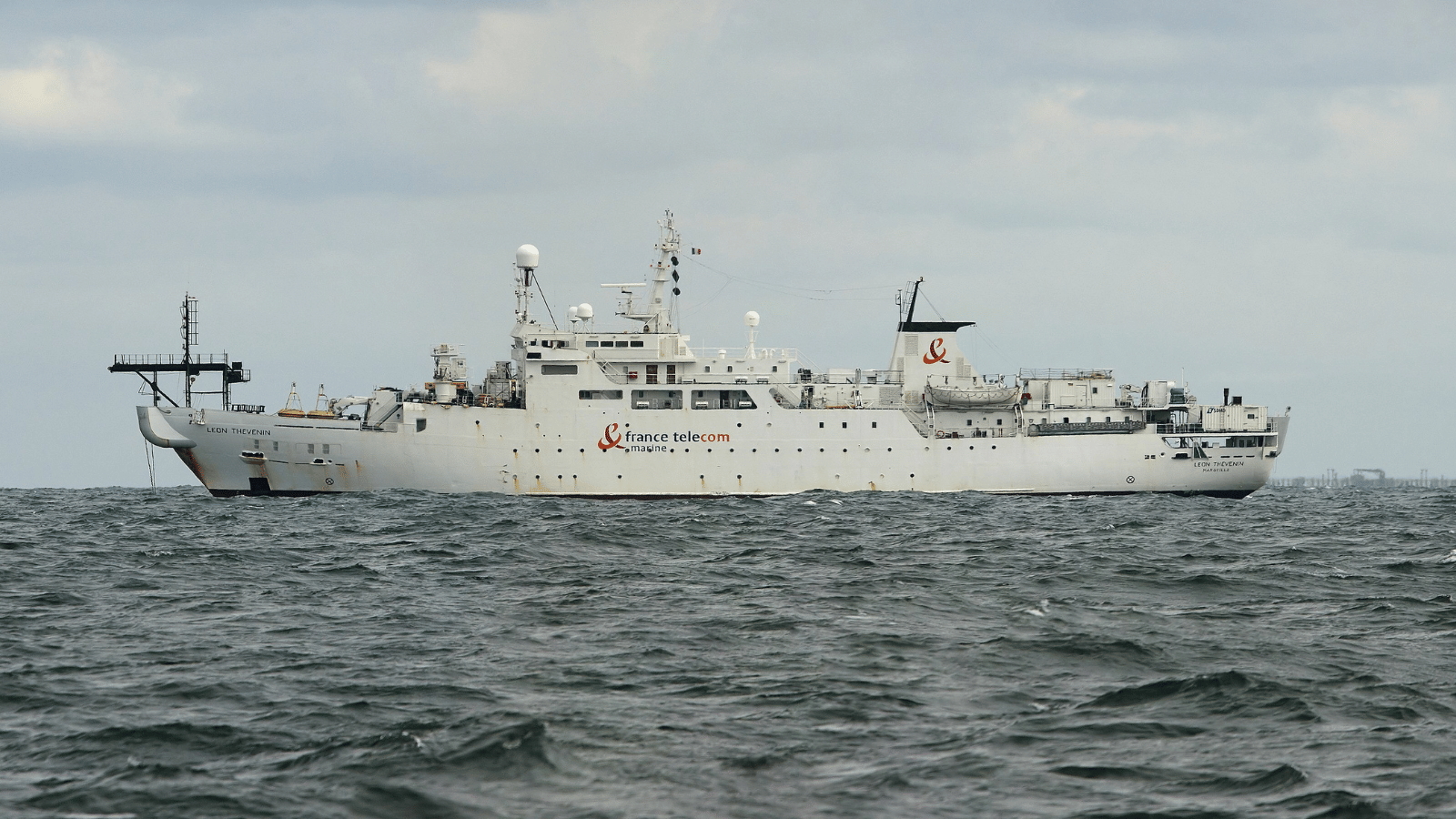 Léon Thévenin vessel Ace cable (LS: DALL-E 3)