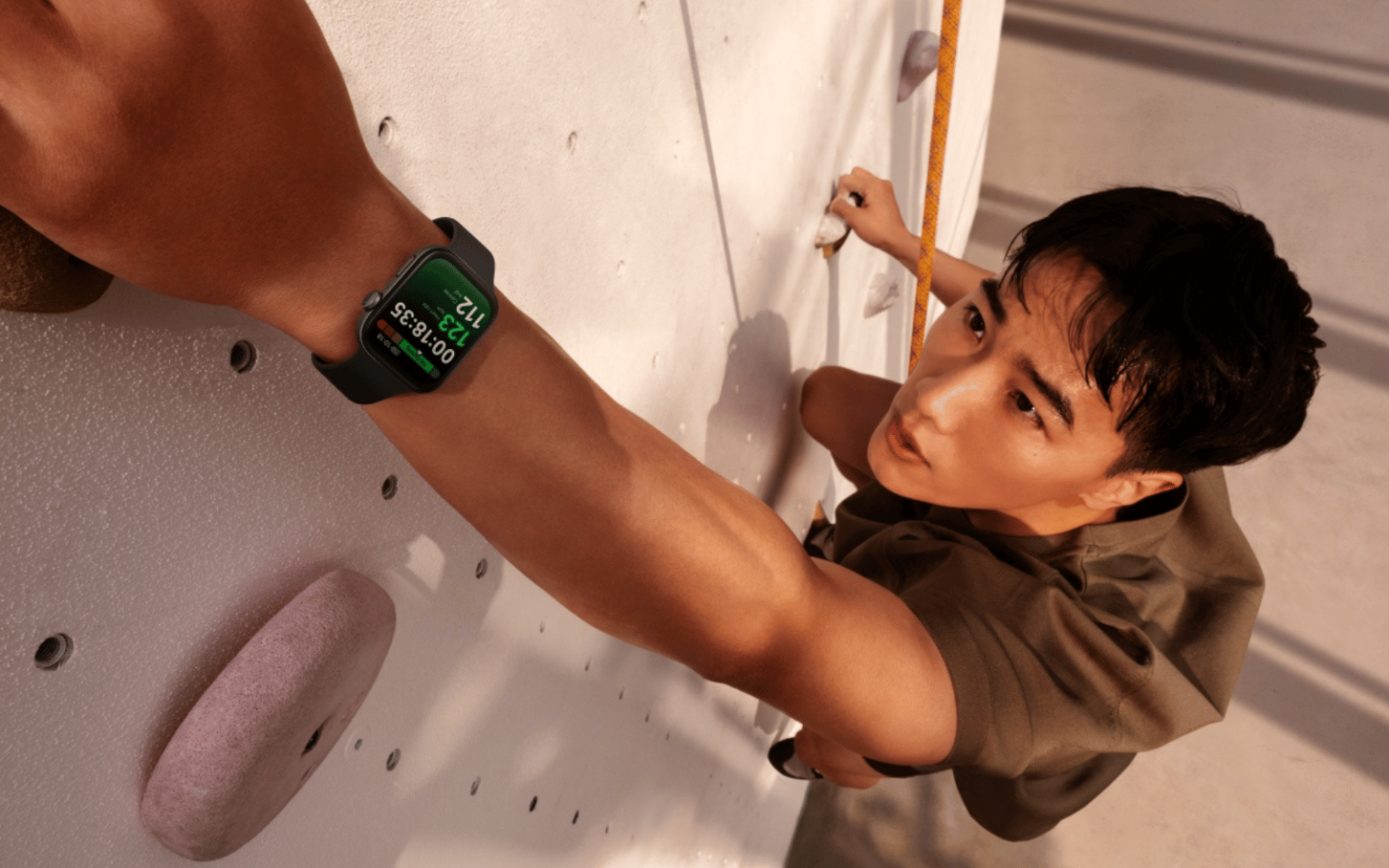 HUAWEI WATCH FIT 3 - man climbing wall