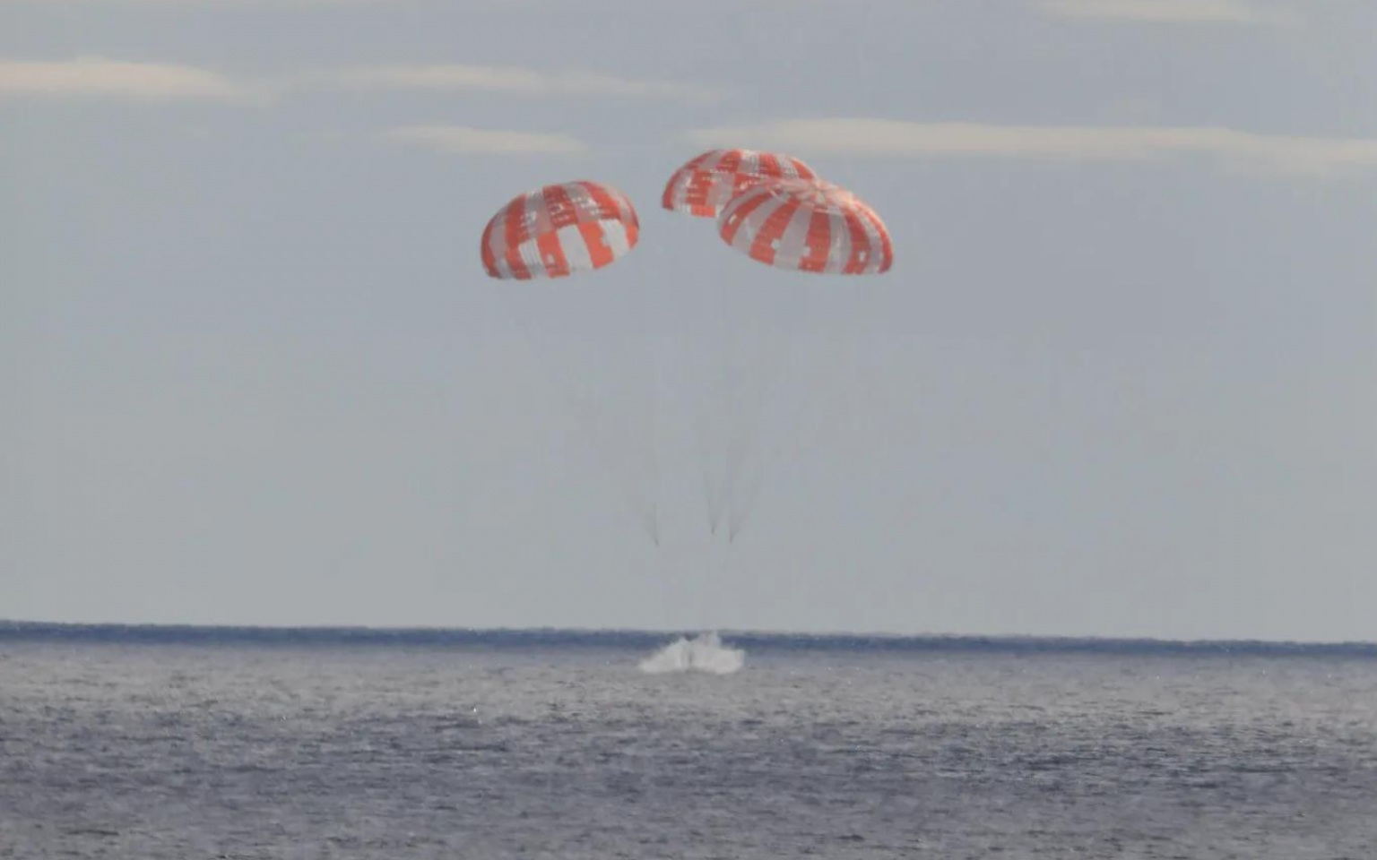 Orion splashdown Artemis 1 (NASA)