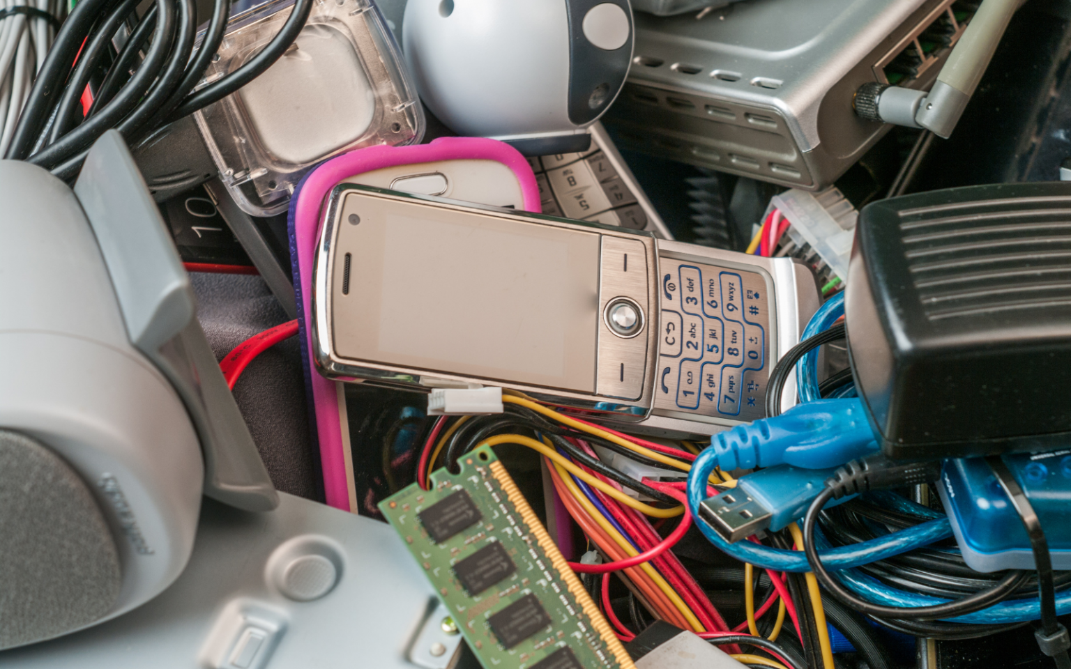 Selling your old laptop or phone? You might be handing over your data too Old phone header