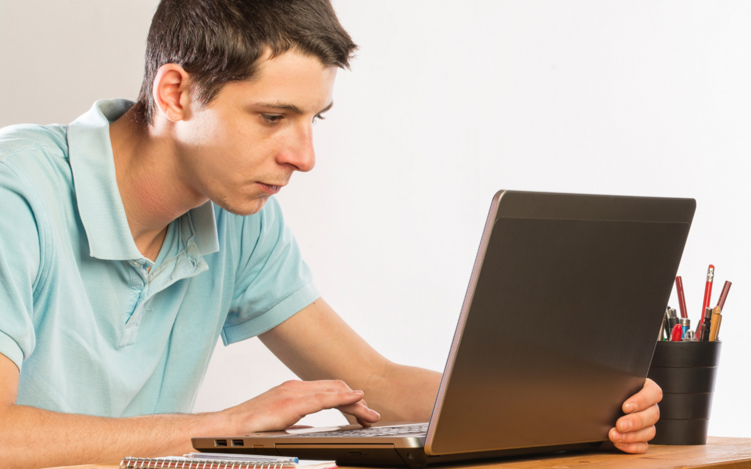 Uni student studying AI header