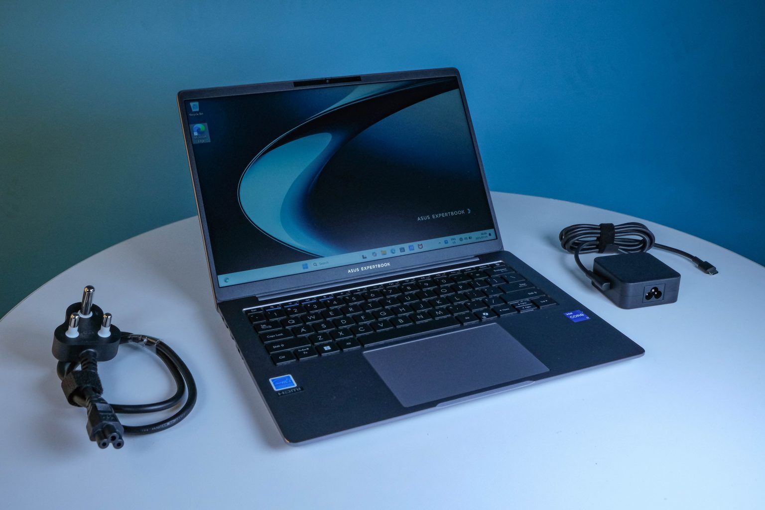 Asus ExpertBook P3 (P3405CVA) review – Business in the front, business in the back Asus ExpertBook P3 main