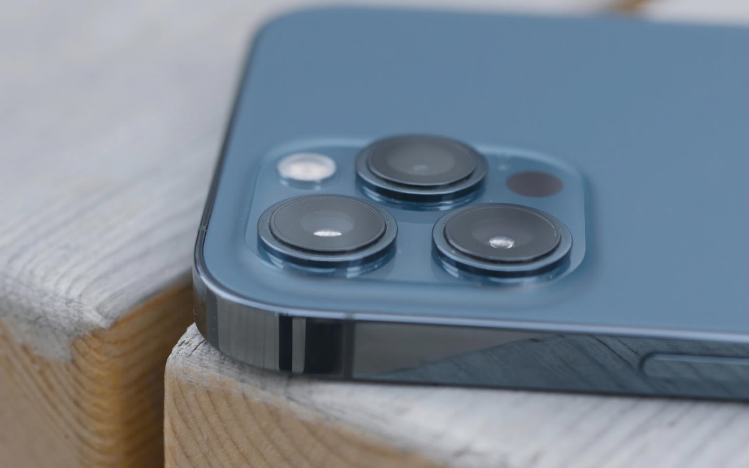 Apple reportedly looking to outsource its ambitious AI-powered Siri upgrades iPhone basic (Apple)