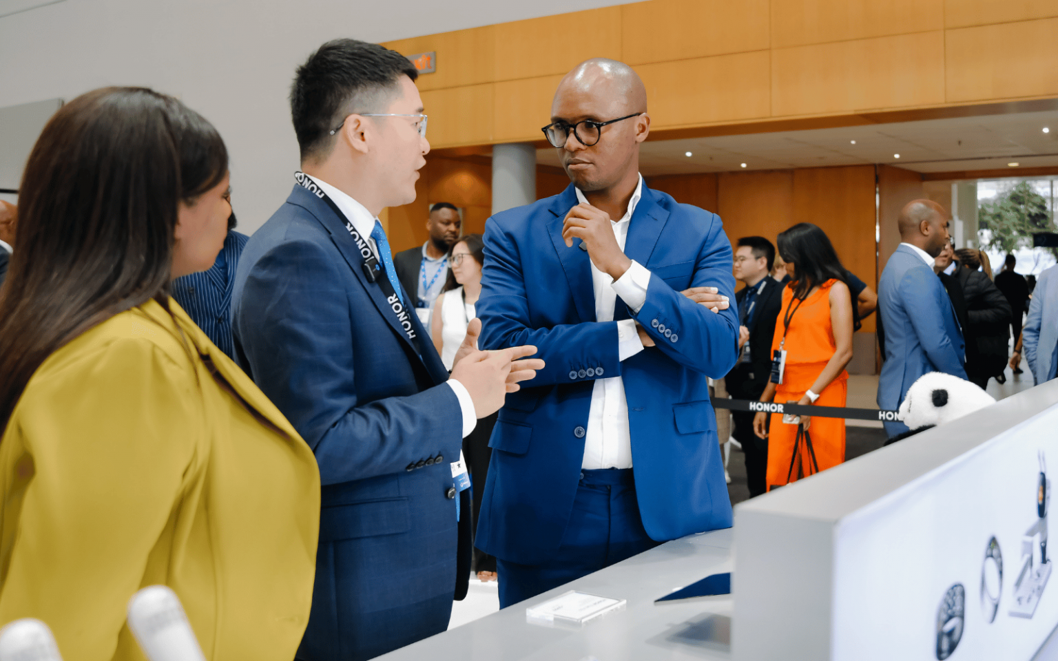 Honor CEO Fred Zhou and South Africa's Minister of Communications and Digital Technologies Solly Malatsi