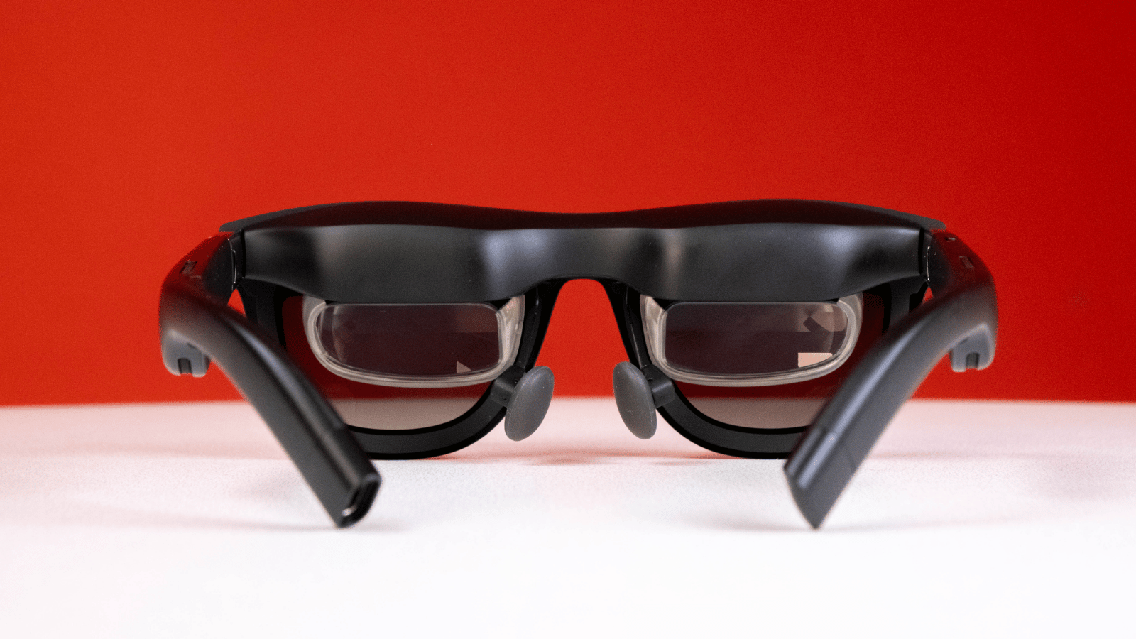 Xreal One 戴上后的效果，电致变色镜片