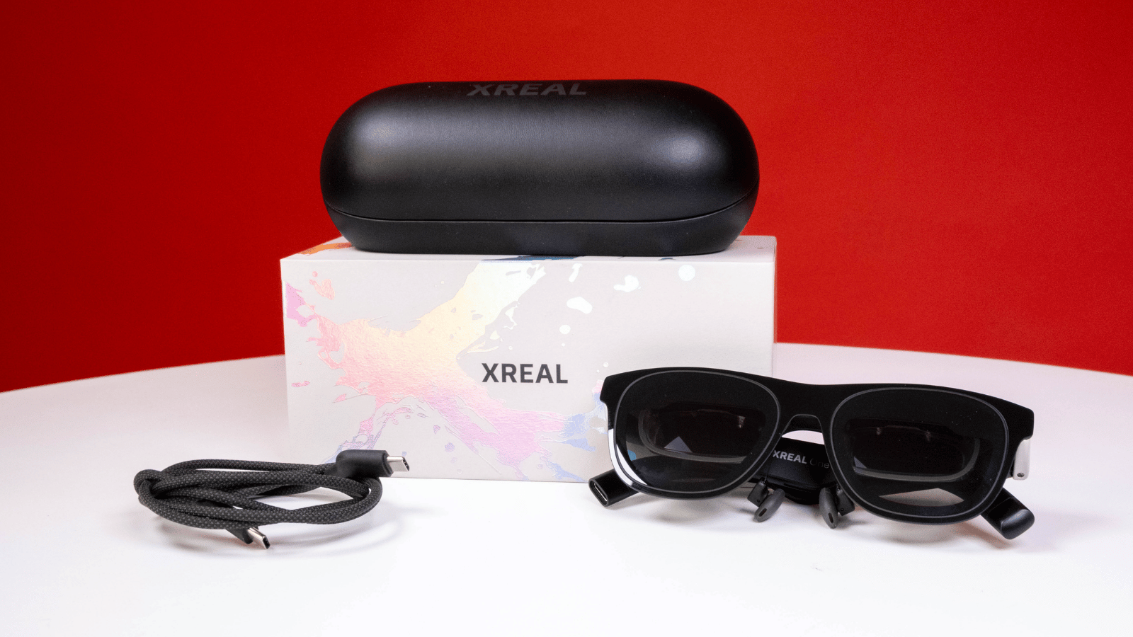 Xreal One 戴着看电影的情景