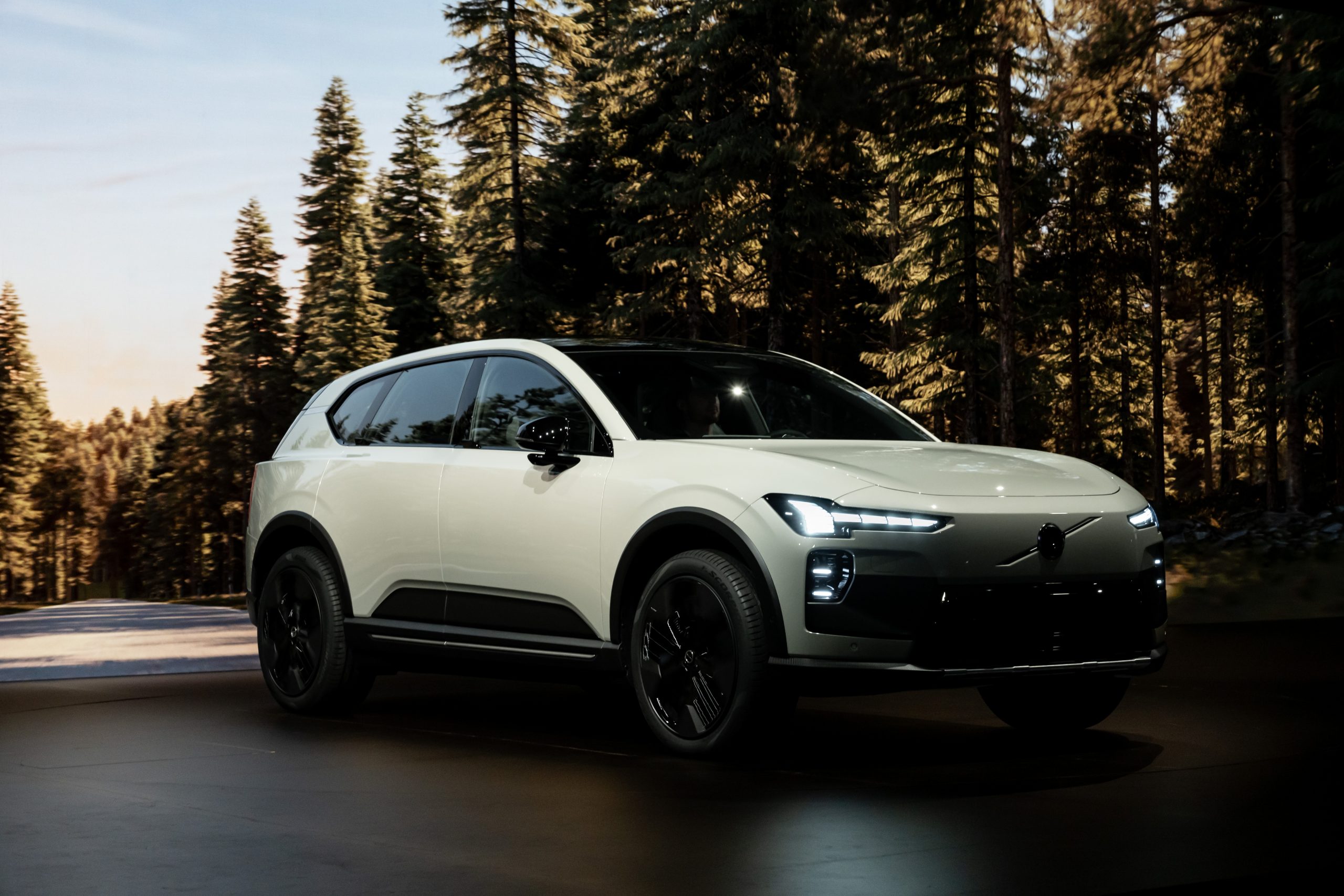 Volvo's EX60 Cross Country