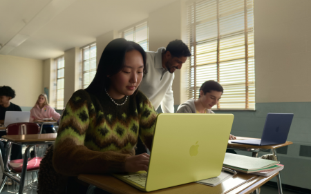 Apple MacBook Neo phones