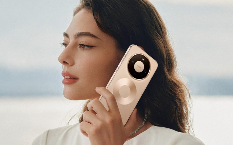 Huawei Mate 80 Pro held by a woman