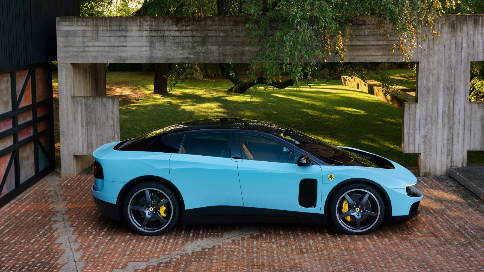 Ferrari Luce EV intext