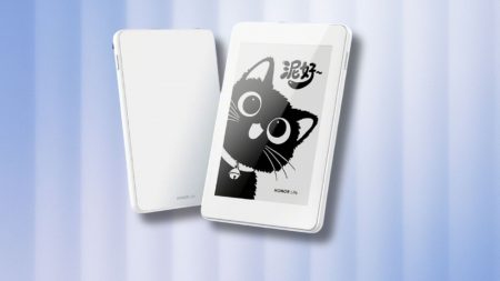 Honor’s R900 Life S3 compact e-reader wants to occupy the back of your smartphone Honor Life S3 main